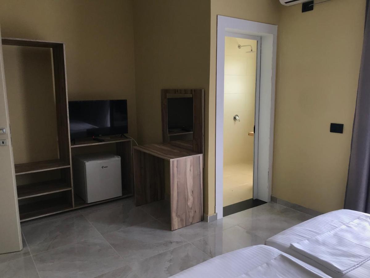 Te Bujtina Hotel- Cozy Stay With Traditional Breakfast Near Beach Golem  Dış mekan fotoğraf