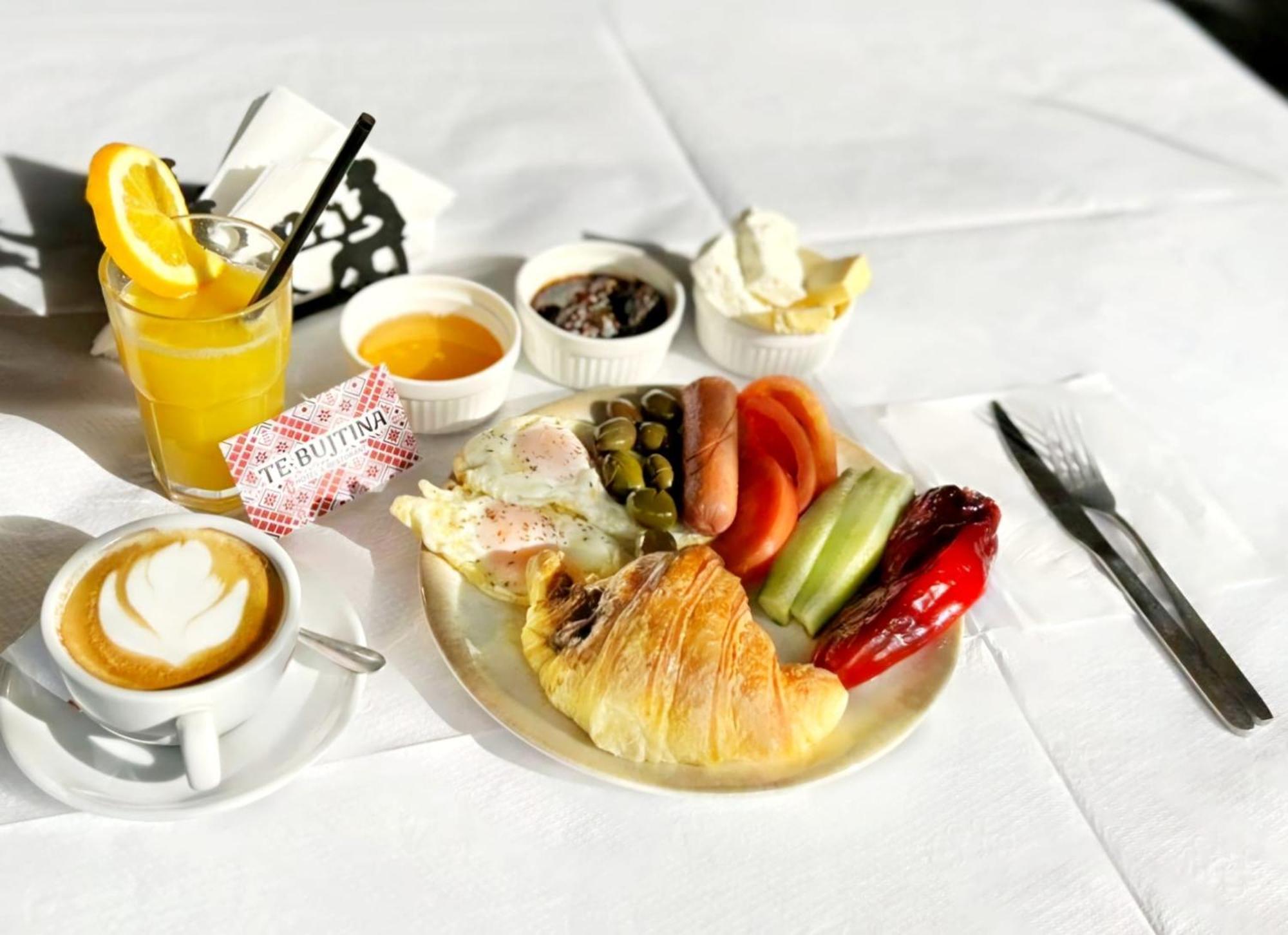 Te Bujtina Hotel- Cozy Stay With Traditional Breakfast Near Beach Golem  Dış mekan fotoğraf